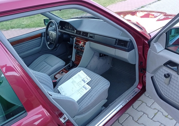 Mercedes-Benz W124 (1984-1993) cena 27400 przebieg: 230000, rok produkcji 1992 z Kielce małe 466